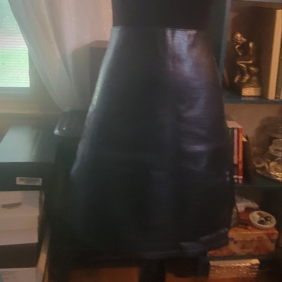 Faux leather plus size 18 mini skirt with slit - Picture 2 of 5
